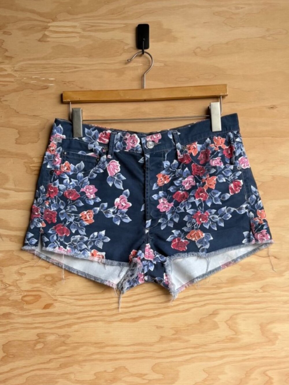 Citizens of Humanity - Distressed Navy Floral Shorts, SZ 30